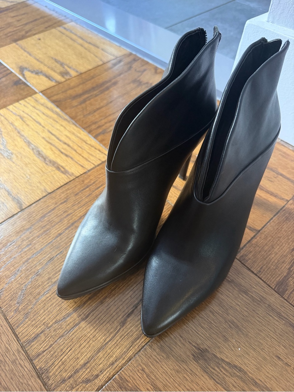 Lola Cruz Women's Black Pointed-Toe Leather Ankle Boots Size 9